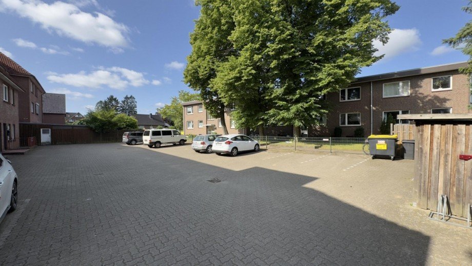 Stellpl�tze auf der R�ckseite Mehrfamilienhaus Norderstedt