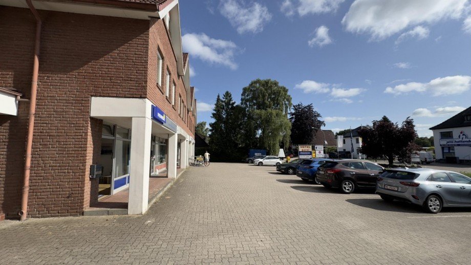 Stellpl�tze vor dem Haus Mehrfamilienhaus Norderstedt